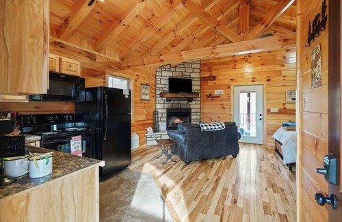 Logan Cabin | Romantic Cabin Near Restaurants-Hot tub~Fireplace