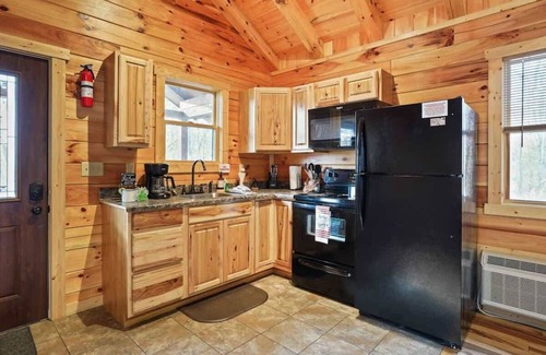 Logan Cabin | Romantic Cabin Near Restaurants-Hot tub~Fireplace