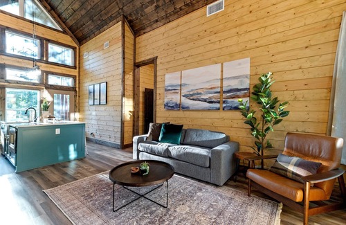 Broken Bow Cabin | Romantic Cabin Retreat-Spa-Swing Chairs-EV Charger