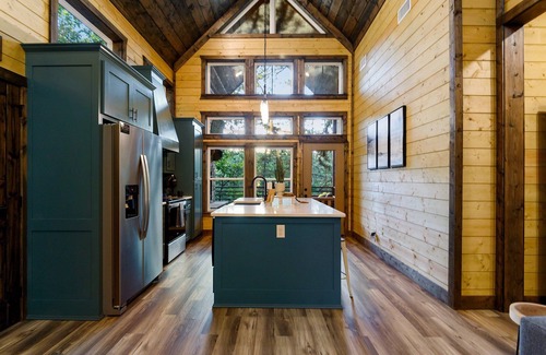 Broken Bow Cabin | Romantic Cabin Retreat-Spa-Swing Chairs-EV Charger