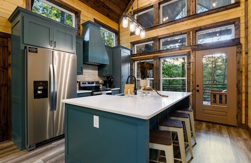 Broken Bow Cabin | Romantic Cabin Retreat-Spa-Swing Chairs-EV Charger