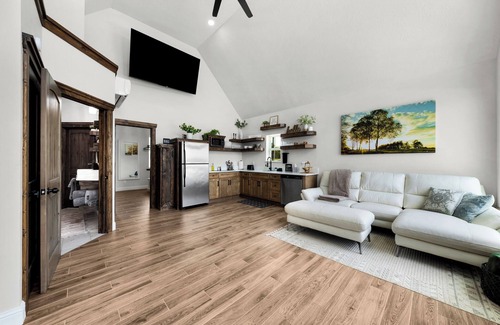 Point House | Romantic Cabin with King bed, views + beach! #4