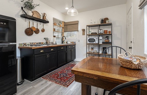 Visalia Apartment | Romantic Casita Revival | Firepit, WiFi
