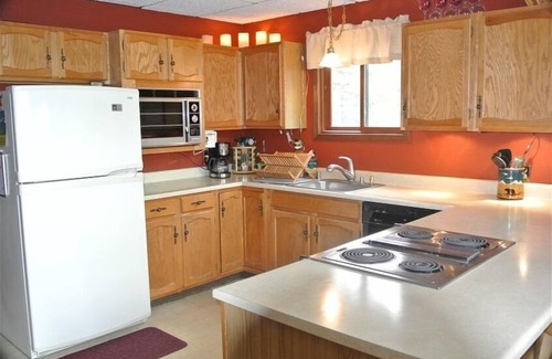 Kalispell Ski Chalet | Romantic, Cedar Chalet, Hot tub, Quiet, Wood Fireplace, Clean, Private