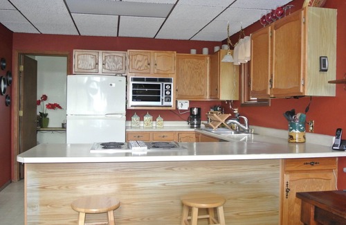 Kalispell Ski Chalet | Romantic, Cedar Chalet, Hot tub, Quiet, Wood Fireplace, Clean, Private