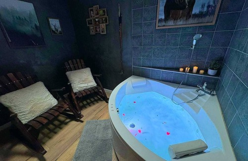 Saint-Maurice Apartment | ❤️‍🔥 Romantic chalet/Private hot tub/Cinema screen/10 min center ❤️‍🔥