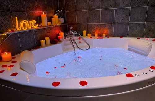 Saint-Maurice Apartment | ❤️‍🔥 Romantic chalet/Private hot tub/Cinema screen/10 min center ❤️‍🔥