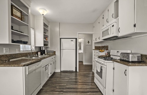 Glendora House | Romantic costal decor house- 3 mins walking to coffee and restaurants