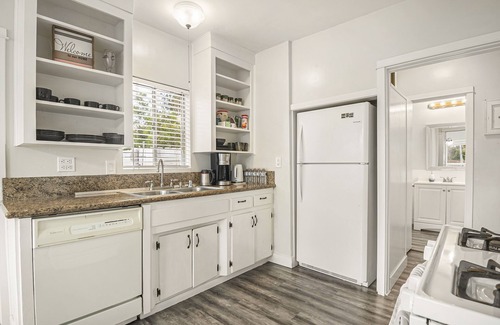 Glendora House | Romantic costal decor house- 3 mins walking to coffee and restaurants