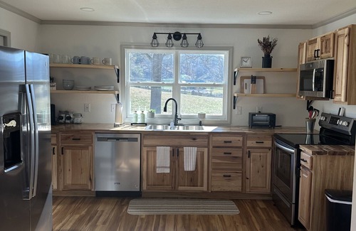 Clyde Cottage | Romantic cottage, pet friendly, stunning views of Smoky mtns. & Pigeon River.