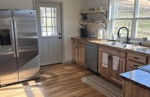 Clyde Cottage | Romantic cottage, pet friendly, stunning views of Smoky mtns. & Pigeon River.