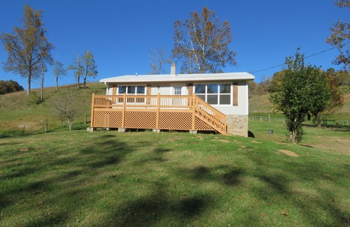 Clyde Cottage | Romantic cottage, pet friendly, stunning views of Smoky mtns. & Pigeon River.