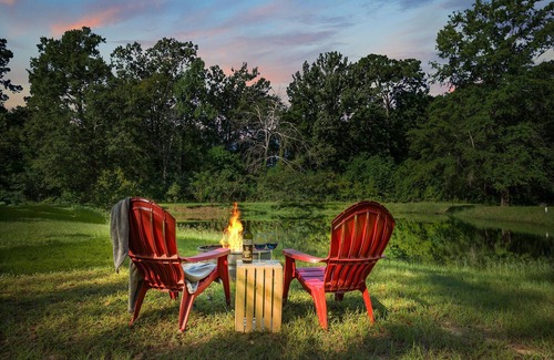Belmont Cottage | Romantic Cottage + Pond, Firepit & Comfy King Beds with Gated 3 Acres