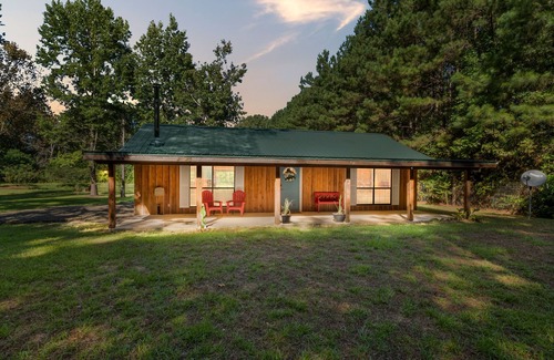 Belmont Cottage | Romantic Cottage + Pond, Firepit & Comfy King Beds with Gated 3 Acres