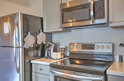 Millersburg Cottage | Romantic Cottage with Kitchen & Private Hot Tub