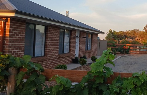 Barmera House | Romantic country getaway nestled amongst the vines of the sunny SA riverland.n