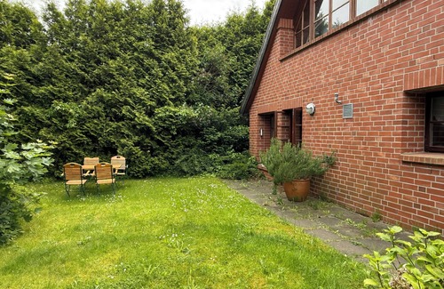 Trent Apartment | Romantic country house with thatched roof and park-like garden + free laundry package.