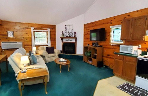 Eureka Springs Cabin | Romantic, country cabin for two with oversize jetted tub