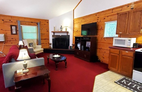 Eureka Springs Cabin | Romantic, country cabin for two with oversize jetted tub