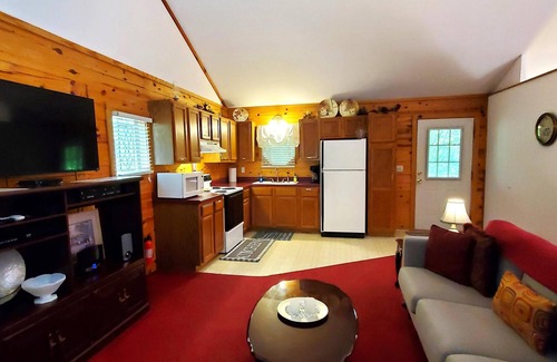 Eureka Springs Cabin | Romantic, country cabin for two with oversize jetted tub