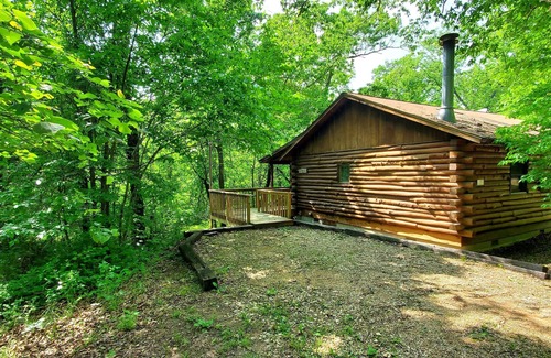 Eureka Springs Cabin | Romantic, country cabin for two with oversize jetted tub