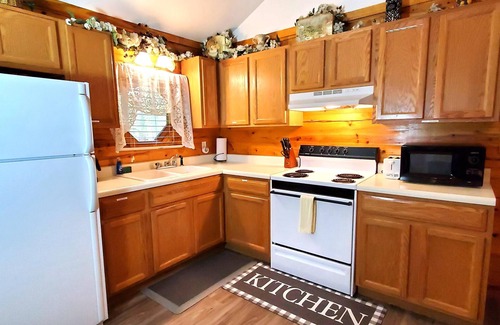Eureka Springs Cabin | Romantic, country cabin for two with oversize jetted tub