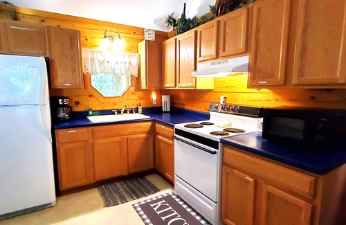 Eureka Springs Cabin | Romantic, country cabin for two with oversize jetted tub
