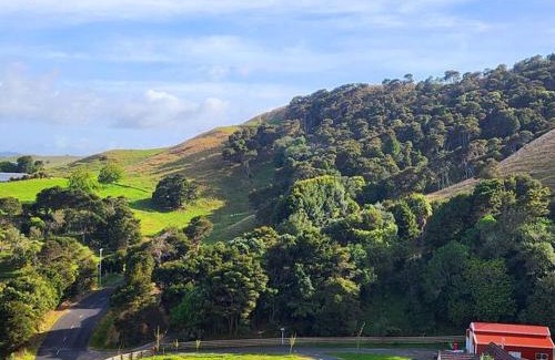 Waerenga House | Romantic Countryside Lakeview, 1 hour ex Auckland