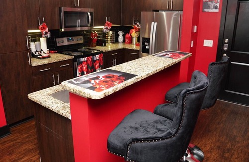 Peachtree Center Apartment | Romantic Couple’s Getaway