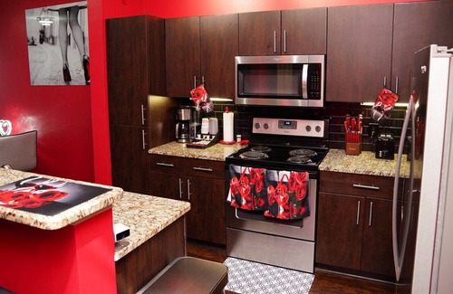 Peachtree Center Apartment | Romantic Couple’s Getaway