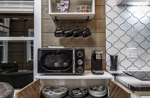 Lonoke Cabin | Romantic couples getaway in the treetops.