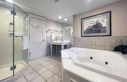 Reeders Cabin | Romantic Couples Log Cabin Suite in the Poconos with Jetted Tub