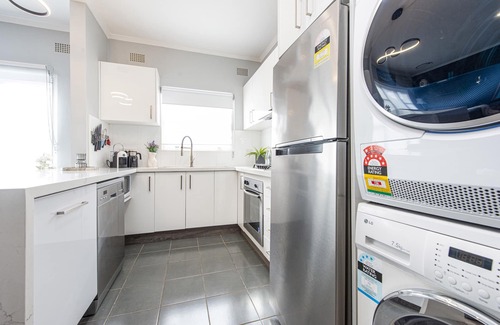 Burwood Apartment | Romantic Cozy Getaway central location, shopping, food and entertainment