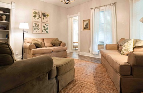 Buchanan House | Romantic Cozy Home in "America’s Nicest Town"