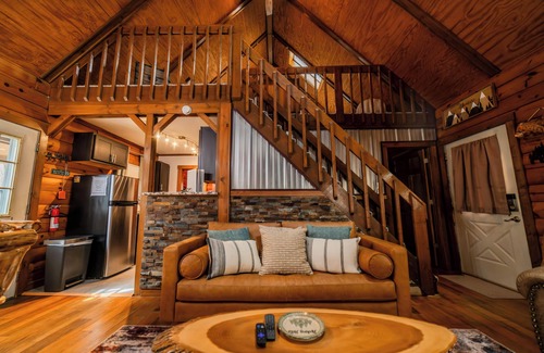Rockbridge Cabin | Romantic Creekside escape/Secluded/Hot Tub/Fire Pit/Heart of Hocking Hills