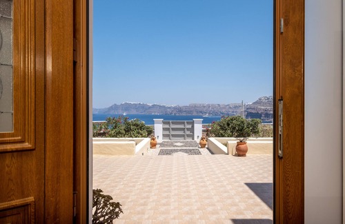Akrotiri Villa | Romantic Cycladic mansion with a Caldera view, private swimming pool & Jaccuzi