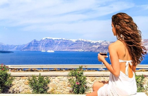 Akrotiri Villa | Romantic Cycladic mansion with a Caldera view, private swimming pool & Jaccuzi