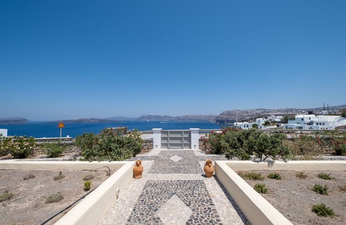 Akrotiri Villa | Romantic Cycladic mansion with a Caldera view, private swimming pool & Jaccuzi