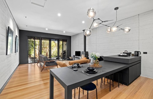 Daylesford Villa | Romantic Daylesford Waterfront: Fireplace, King Bed, Spa