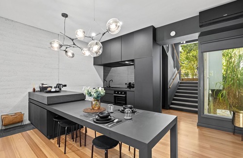 Daylesford Villa | Romantic Daylesford Waterfront: Fireplace, King Bed, Spa