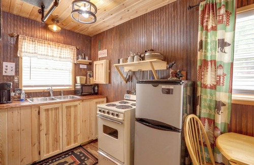 Greers Ferry Apartment | Romantic Escape in Greers Ferry < 1 Mi to Lake