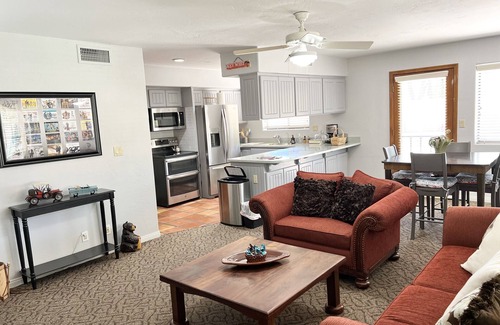 Glendale House | Romantic escape overlooking the mountains, close to the city and nature, trails.