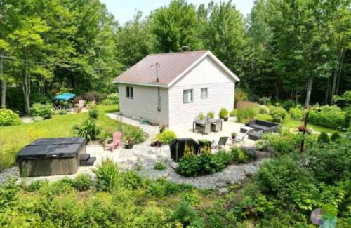 Saint-Magloire Ski Chalet | Romantic Escape with Spa - Eau Petit Chalet