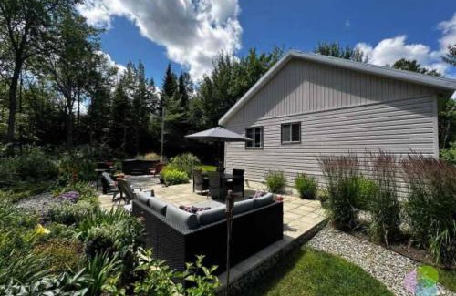 Saint-Magloire Ski Chalet | Romantic Escape with Spa - Eau Petit Chalet