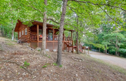 Eureka Springs House | Romantic Eureka Springs Cabin with Fireplace!
