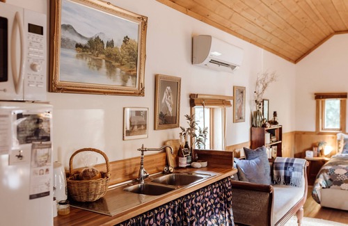 Penguin Cottage | Romantic Farm Cottage with Miniature Goats