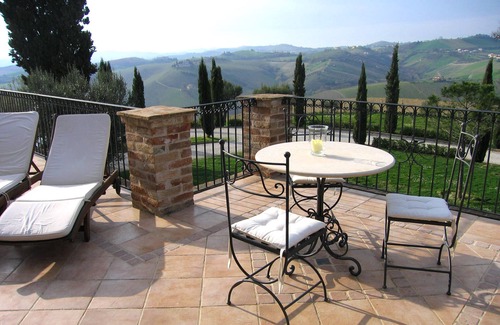 Acquaviva Picena Apartment | Romantic gallery in a breathtaking panoramic location