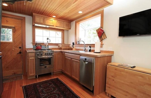 McDonald Cottage | Romantic Garden Cottage with private outdoor hot tub