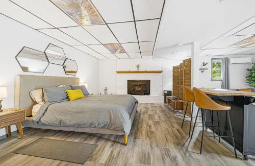 Leicester Apartment | Romantic Garden Studio - 1br - Indoor Fireplace