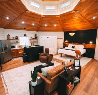 Marshallville House | Romantic Gazebo Cottage W Hot Tub & Pond